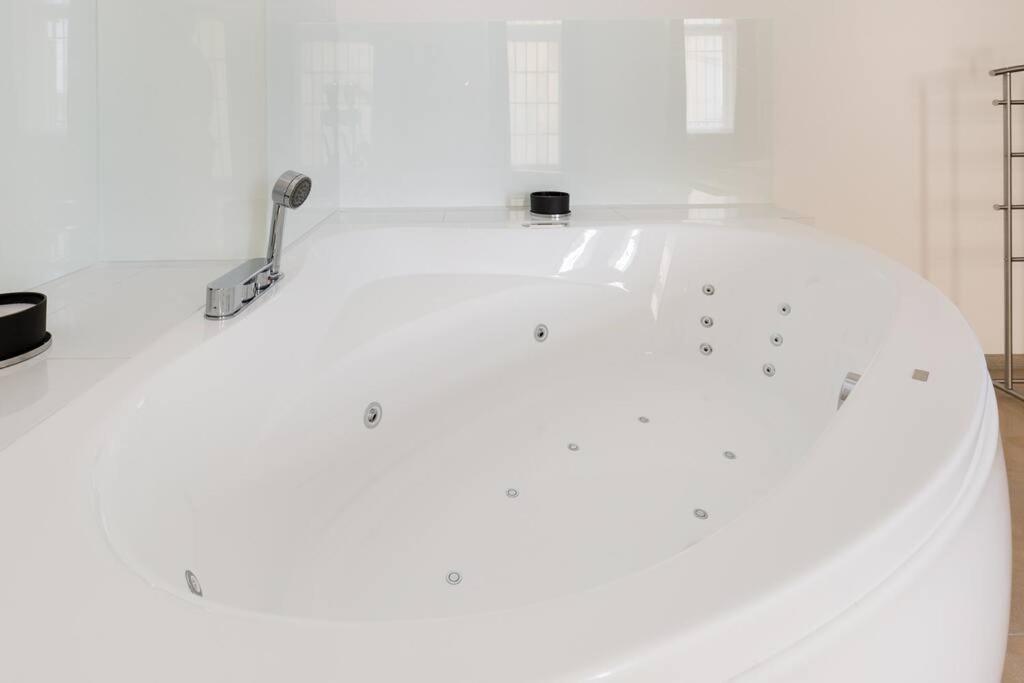 Grand Luxury On The Budapest Broadway W Jacuzzi Exterior photo